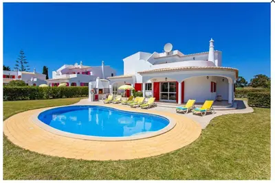 Image de Villa in Alporchinhos (Porches) within walking distance to the beach.