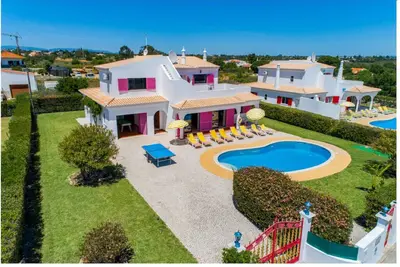 Image de 4 bedroom villa with private pool within walking distance to Alporchinhos beach