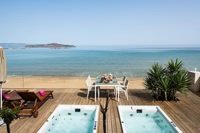 Villa de luxe en bord de mer avec bain à remous et vue sur le coucher du soleil