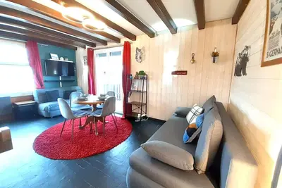 Image de Studio spacieux pour 4 personnes à 1700m avec balcon, accès direct aux pistes et équipements complets.