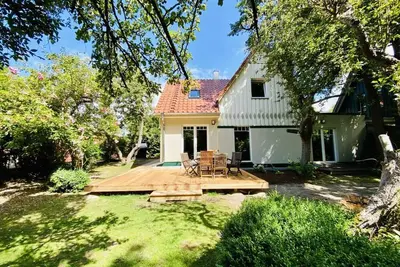 Image de Summer house by the stream, great garden