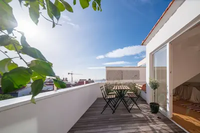 Image de Penthouse unique avec terrasse et vue au * coeur de Lisbonne *, derrière le palais Lapa