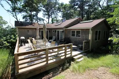 Image de Lovely 3bd Contemporary-- A/C, Close to Bike Path, 0. 9 mi to Lecount Hollow Beach in the Cape Cod National Seashore!