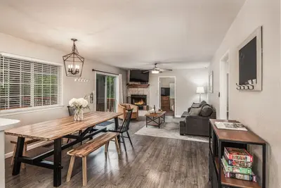 Image de Escapade dans les montagnes modernes de Midtown