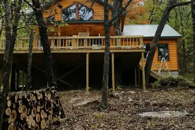 Image de belle cabane dans les bois avec vue sur le lac