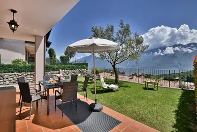 Image de Angelica 5 by Theater Home, with fenced garden and lake view
