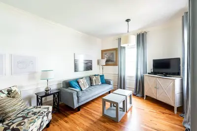 Image de Cottage spacieux avec lit King et patio par Lucky Savannah!