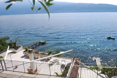 Image de Villa I Cipressi by Theater Home, directly on the lake with jacuzzi on the terrace
