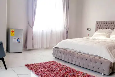 Image de Appartement Premium Ă Accra avec vue sur la ville et terrasse sur le toit