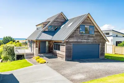 Image de Sea Anchorage - This modern, well-designed beach house will cater to all your needs for a relaxing holiday in the beautiful Mangawhai area. Enjoy the great entertaining spaces after a day at the beach or enjoying one of the many activities there are