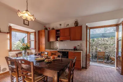 Image de Le Mogli, maison de vacances Ă Raggiolo, Arezzo, avec piscine et jacuzzi