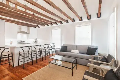 Image de Maison de restauration historique avec piscine privée chauffée au coeur du centre-ville