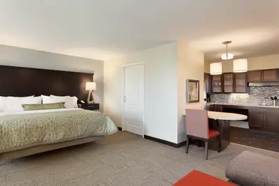 Image de Suite King. Petit déjeuner gratuit. Piscine et bain à remous. Idéal pour les voyageurs d'affaires!