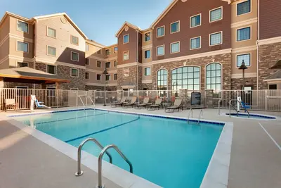 Image de Petit déjeuner gratuit. Piscine et bain à remous. Quick Drive vers les nouveaux campus Chevron et Oxy! Idéal pour les voyageurs d'affaires!