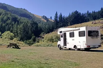 Image de Camping-car jusqu'à 6 couchages, stationné et prêt pour une incroyable détente à quelques jours de là .