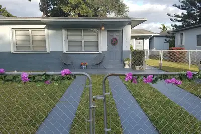 Image de Une Maison Bonita avec auto-enregistrement, parking gratuit et WiFi!