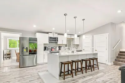 Image de Maison moderne à aire ouverte contemporaine