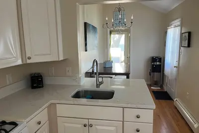 Image de Cozy and Updated - Super Clean w Electric Vehicle Charging Outlet