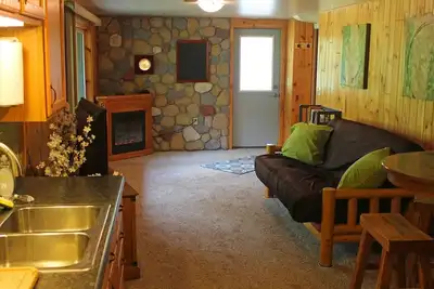 Image de Bel espace de vacances privé. La cabine se sent juste à l'extérieur de la ville!