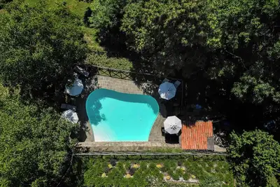 Image de Canto del Fiume, Raggiolo, Toscane, toute la structure entourée de verdure
