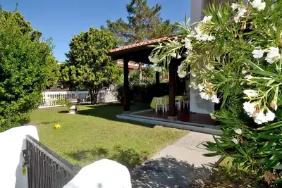 Image de Villa d'angle verticale avec 3 chambres et deux salles de bains, grand jardin