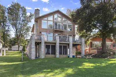 Image de Lake House on Delavan - façade plate sur l'eau, grande jetée, salle pour 20