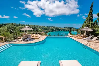 Image de Maison privée avec piscine et vue imprenable