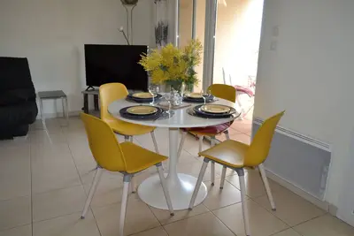 Image de T3, 2**, 60 m2, petite copropriété  avec piscine, 1er étage,