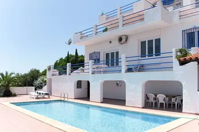 Joli appartement avec piscine, climatisation, Wifi, Tv, terrasse, animaux admis et parking