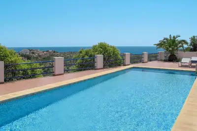 Joli appartement avec piscine, climatisation, Wifi, Tv, terrasse, animaux admis et parking