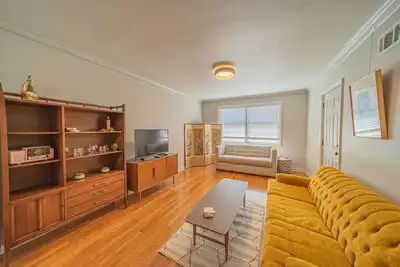 Maison de ville de luxe avec fusée moderne du milieu du siècle