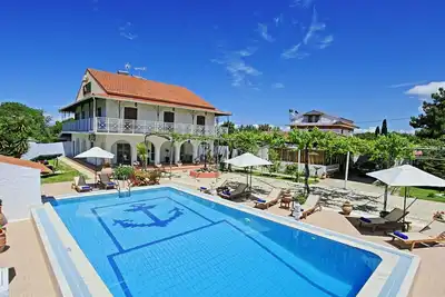 Image de Villa Paradiso: Grande villa rénovée de façon moderne avec 4 chambres et piscine privée près de la plage