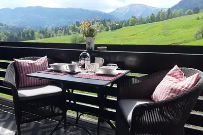 Image de appartement calme avec vue imprenable sur la montagne dans le village de montagne de Steibis, Allgäu, Bavière