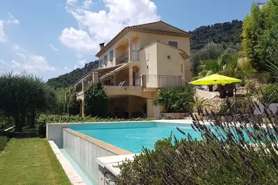 Image de Villa Avec Vue Panoramique Sur Le Lac Cote D'Azur.