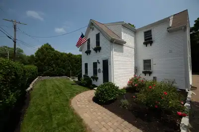 Image de Charmante maison «Waterfront District» au cœur du port de Hyannis.