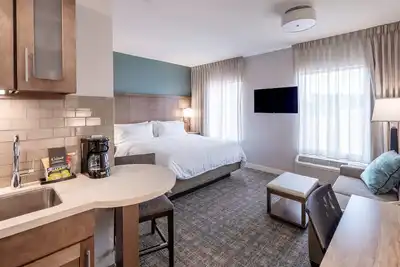 Image de Petit déjeuner gratuit. Piscine extérieure. Gym. Suite King. Près de Maxwell Air Force Base!