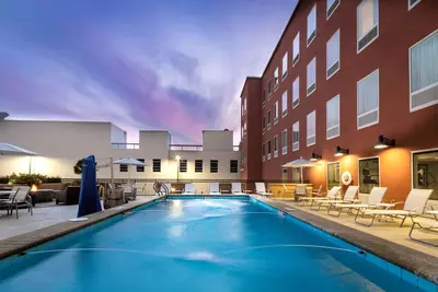 Image de Petit déjeuner gratuit. Piscine extérieure. Gym. Suite King. Idéal pour les voyageurs d'affaires!