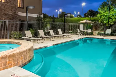 Image de Petit déjeuner gratuit. Piscine extérieure et bain à remous. Idéal pour les voyageurs d'affaires!