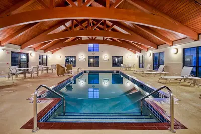 Image de Petit déjeuner gratuit. Piscine et bain à remous. Gym. Près d'Uw-Madison!