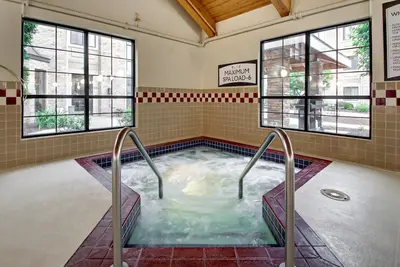 Image de Suite King. Petit déjeuner gratuit. Piscine et bain à remous. Gym. Près d'Uw-Madison!