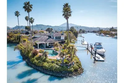 Image de Tranquil Waterfront Retreat Haven