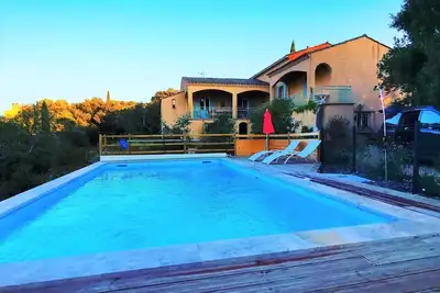 Villa Fleurie avec grand jardin  près d'Uzès