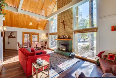 Image de Paradis en plein air: stationnement de bateau et barbecue, 1Mi au lac!