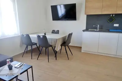 Image de Appartement de vacances avec douche de jardin et barbecue