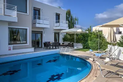 Image de Villa confortable avec vue sur la mer perchée à flanc de colline