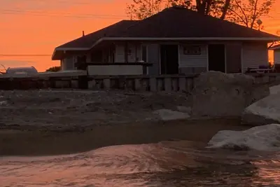 Image de Newly updated 3-bed 2-bath with your own private sandy beach and a creek