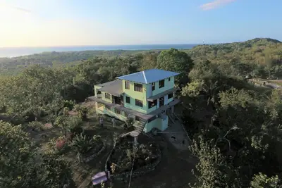 Image de Villa privée dans la jungle au sommet d'une colline