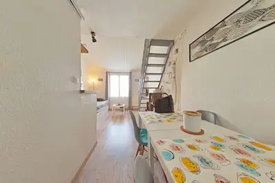 Image de Studio Mezzanine Lumineux avec Wifi, Idéalement Situé, 4 Couchages, à 250m de la Plage et du Port