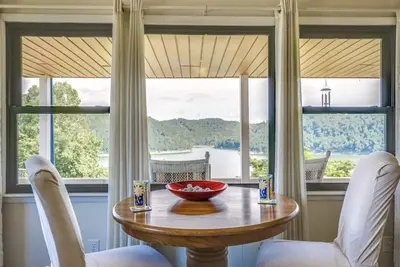 Image de Suite panoramique avec vue sur le lac