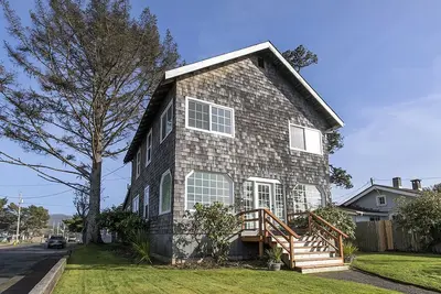 Image de Profitez de ce 4 chambres avec une belle cour, vue sur l'océan et accès facile à la plage!